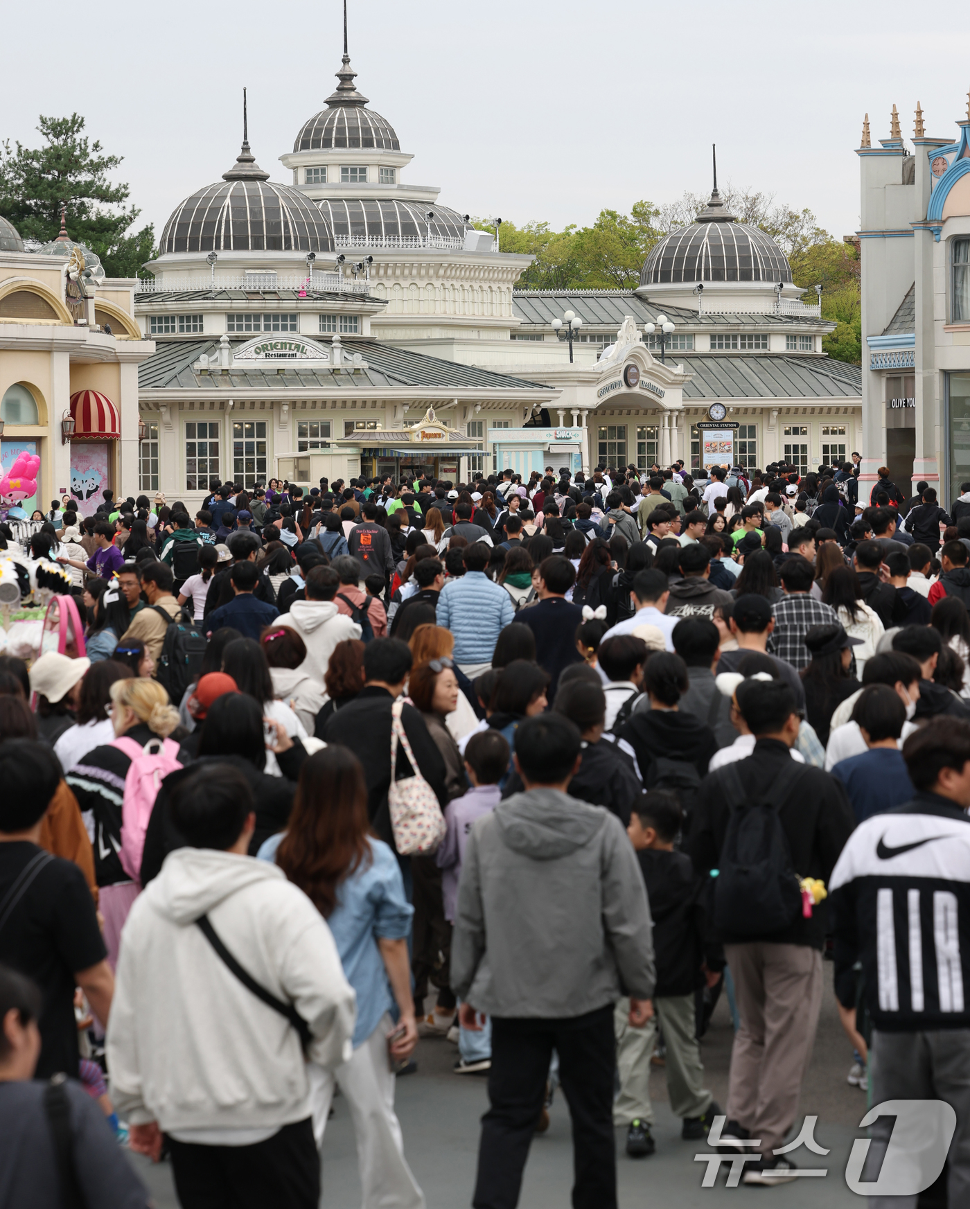 (용인=뉴스1) 김영운 기자 = 에버랜드 개장 50주년을 맞은 17일 경기 용인시 처인구 에버랜드가 입장객들로 붐비고 있다. 2026.4.17/뉴스1