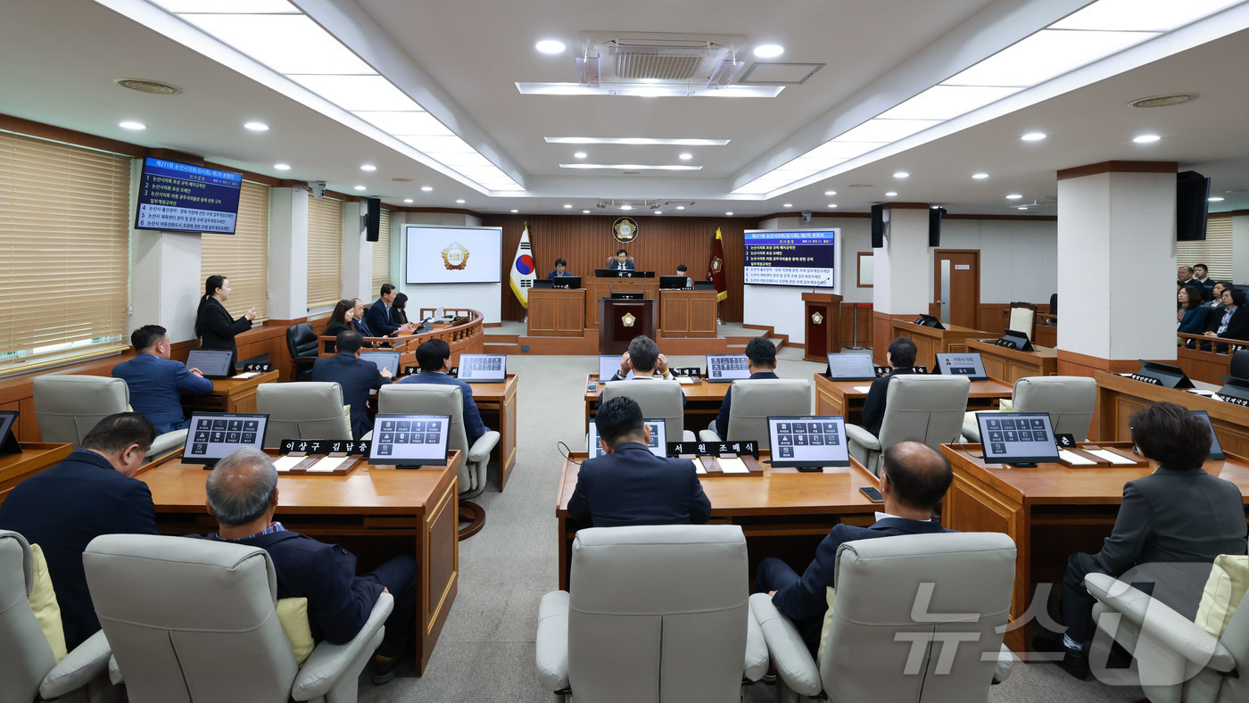(논산=뉴스1) 이동원 기자 = 논산시의회(의장 조용훈)가 17일 제2차 본회의를 끝으로 제271회 임시회의 모든 의사일정을 마무리했다.  3일간 진행된 이번 임시회에서는‘논산시 …