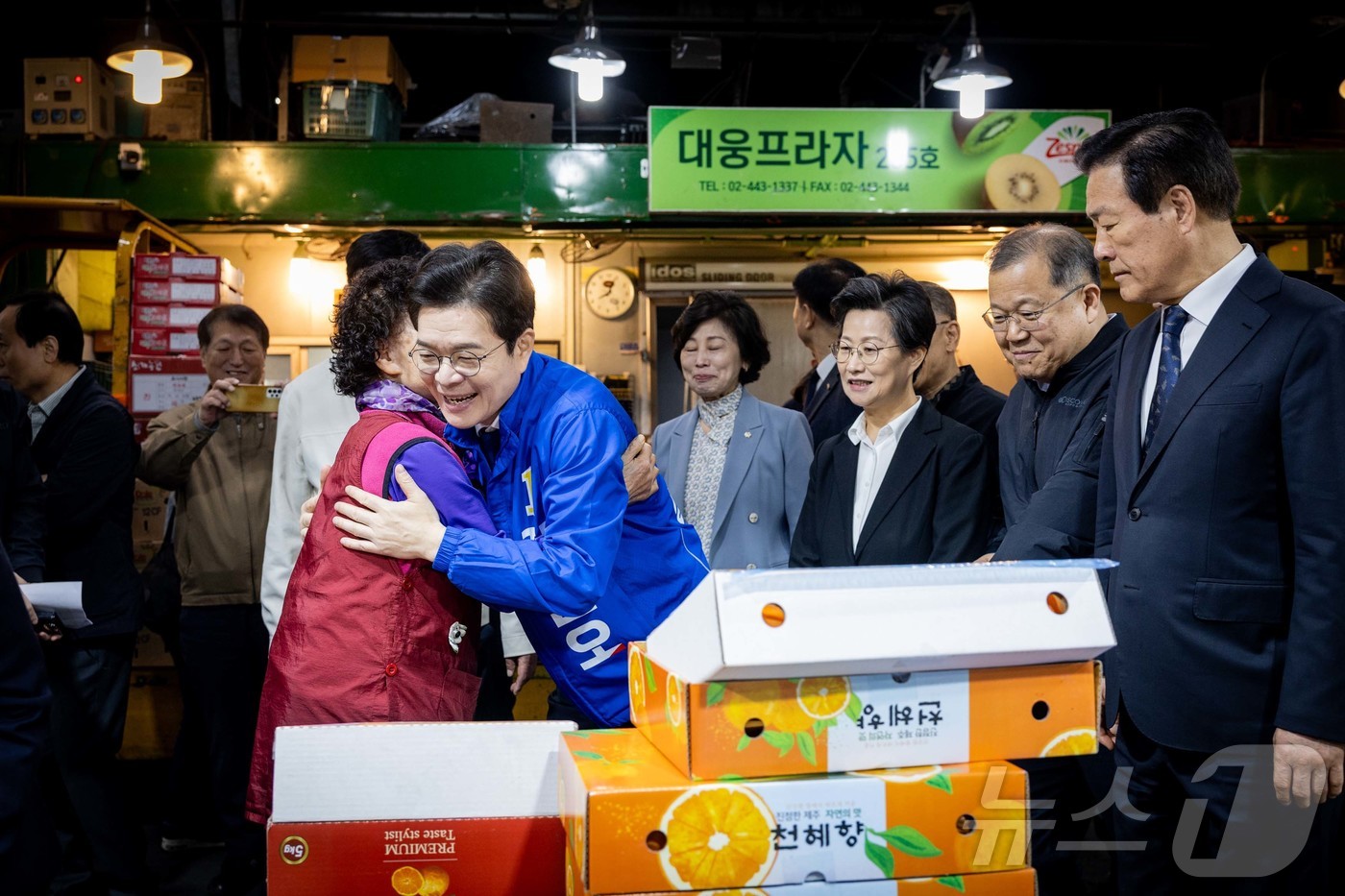 (서울=뉴스1) = 정원오 더불어민주당 서울시장 후보가 17일 서울 송파구 가락동 농수산물 시장을 방문해 시장 상인과 포옹을 하고 있다. (정원오 캠프 제공. 재판매 및 DB 금지 …