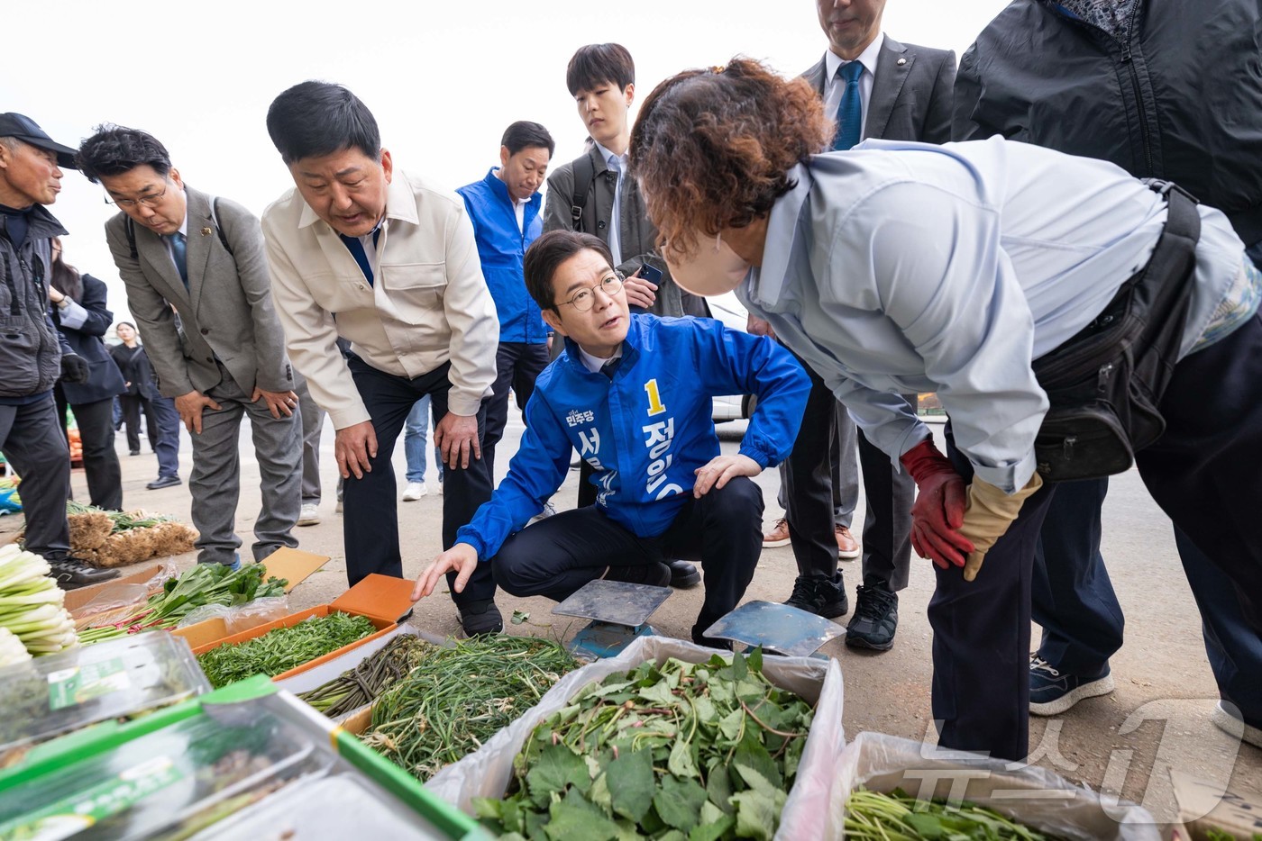 (서울=뉴스1) = 정원오 더불어민주당 서울시장 후보가 17일 서울 송파구 가락동 농수산물 시장을 방문해 시장 상인과 대화를 하고 있다. (정원오 캠프 제공. 재판매 및 DB 금지 …