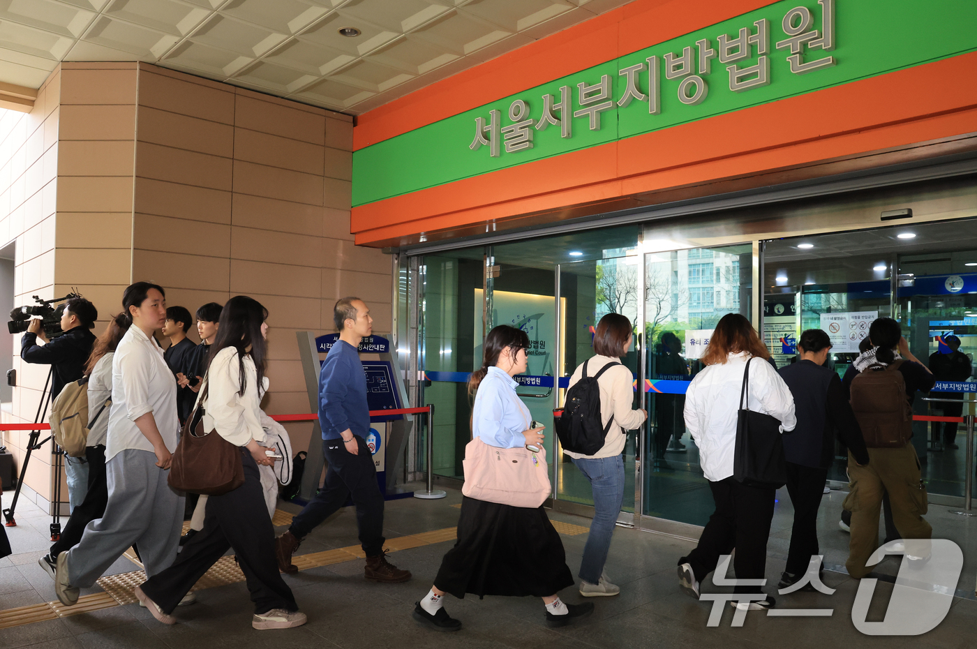 (서울=뉴스1) 이호윤 기자 = 학교 내 성폭력 문제를 제기했다가 해임된 교사 지혜복 씨의 복직을 요구 시위한 고진수 민주노총 세종호텔지부장 등 3인이 영장실질심사에 출석하자 A학 …