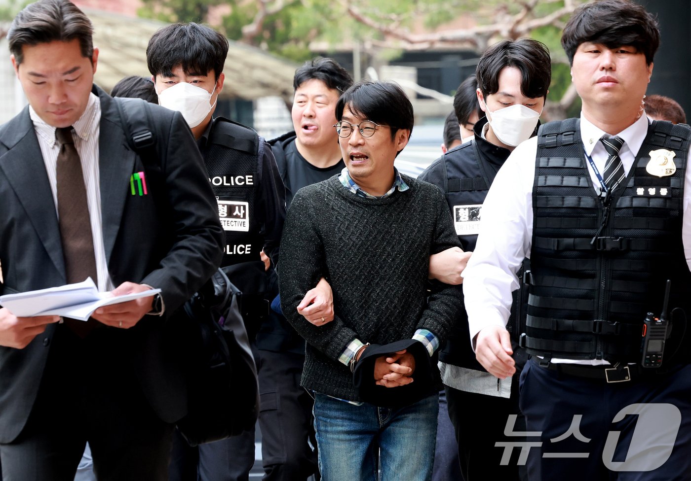 (서울=뉴스1) 이호윤 기자 = 학교 내 성폭력 문제를 제기했다가 해임된 교사 지혜복 씨의 복직을 요구 시위한 백종성 공대위원장이 17일 서울 마포구 서울서부지방법원에서 열린 구속 …