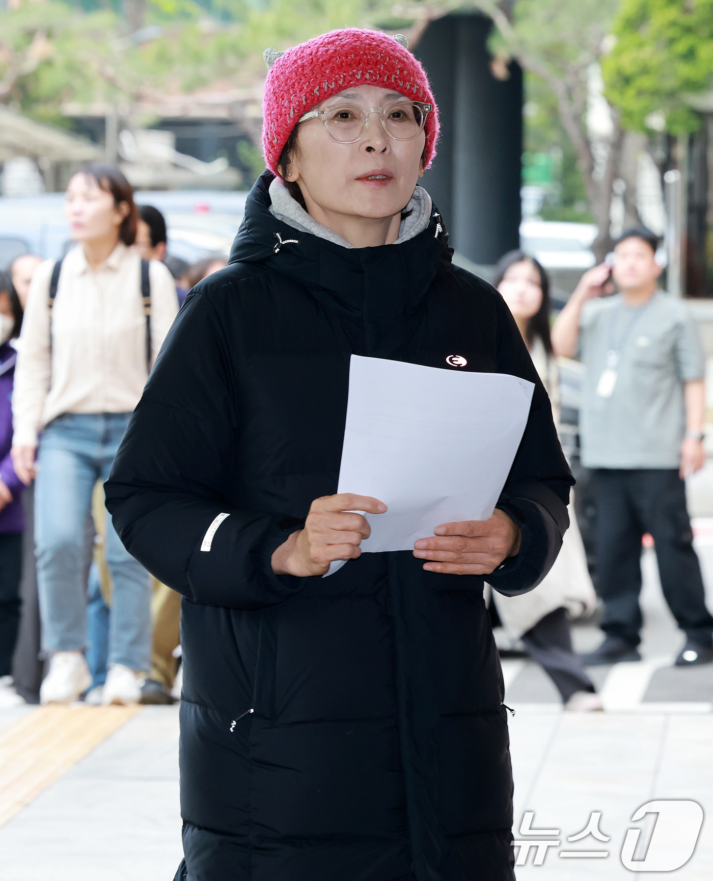 (서울=뉴스1) 이호윤 기자 = 서울시교육청 청사에서 고공농성을 벌이다 체포된 해임교사 지혜복씨가 17일 서울 마포구 서울서부지방법원으로 들어서고 있다. 2026.4.17/뉴스1