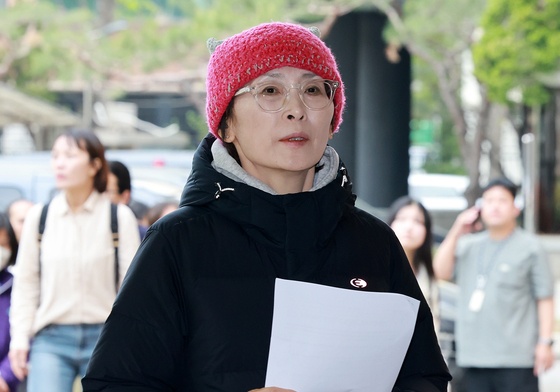 고공농성 벌이다 체포된 해임교사 지혜복씨, 서부지법 방문