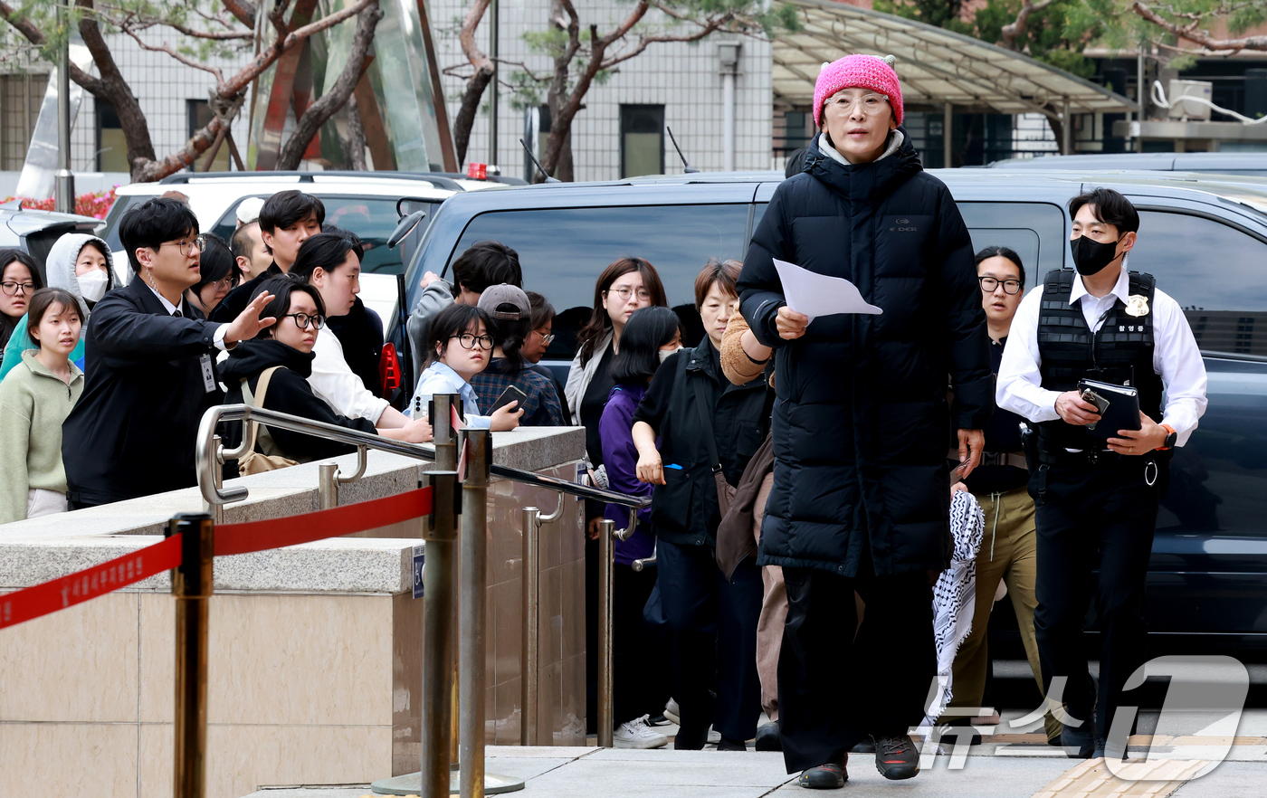 (서울=뉴스1) 이호윤 기자 = 서울시교육청 청사에서 고공농성을 벌이다 체포된 해임교사 지혜복씨가 17일 서울 마포구 서울서부지방법원으로 들어서고 있다. 2026.4.17/뉴스1