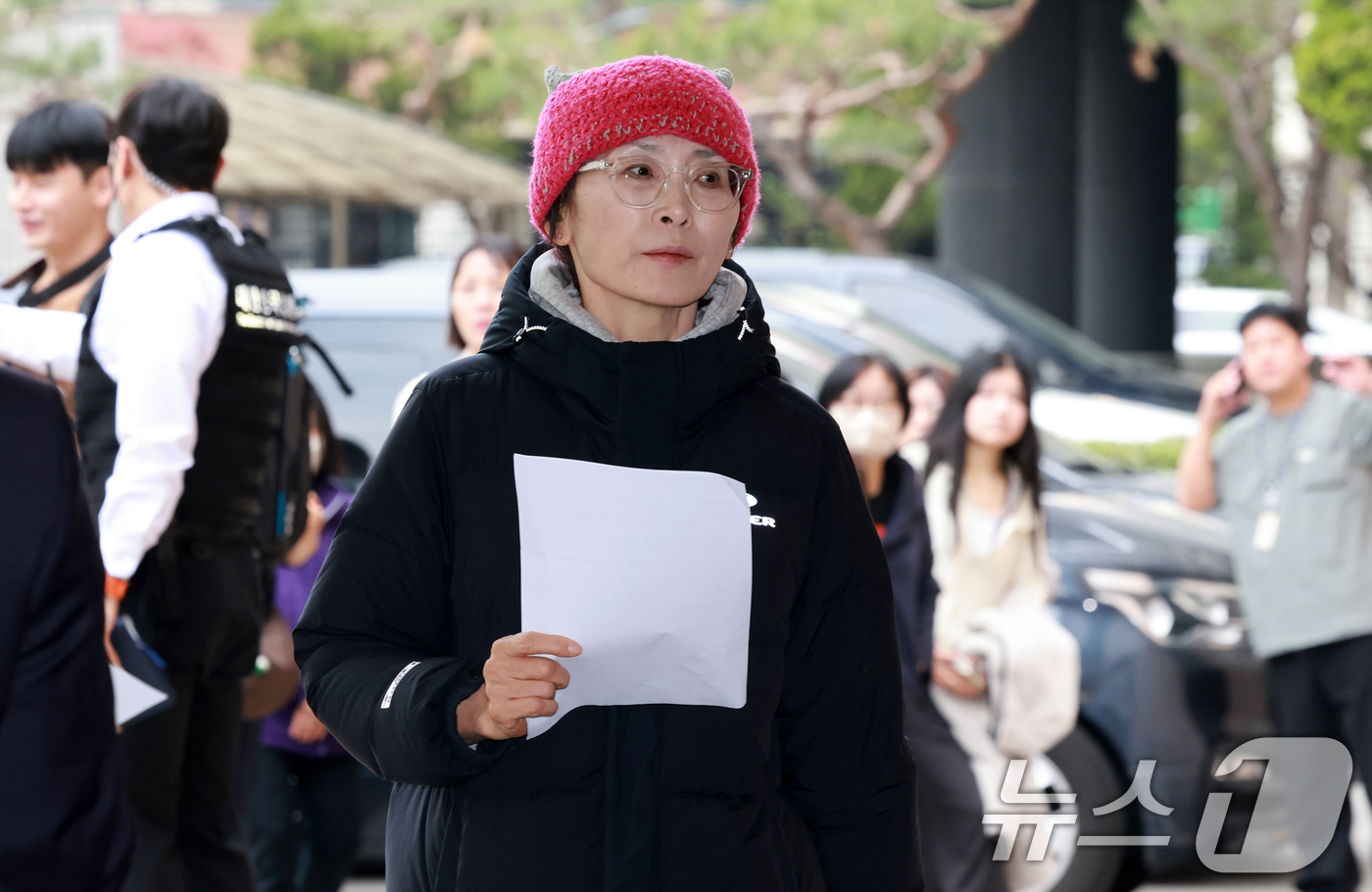 (서울=뉴스1) 이호윤 기자 = 서울시교육청 청사에서 고공농성을 벌이다 체포된 해임교사 지혜복씨가 17일 서울 마포구 서울서부지방법원으로 들어서고 있다. 2026.4.17/뉴스1