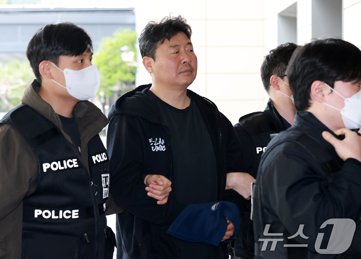 (서울=뉴스1) 이호윤 기자 = 학교 내 성폭력 문제를 제기했다가 해임된 교사 지혜복 씨의 복직을 요구 시위한 고진수 민주노총 세종호텔지부장이 17일 서울 마포구 서울서부지방법원에 …