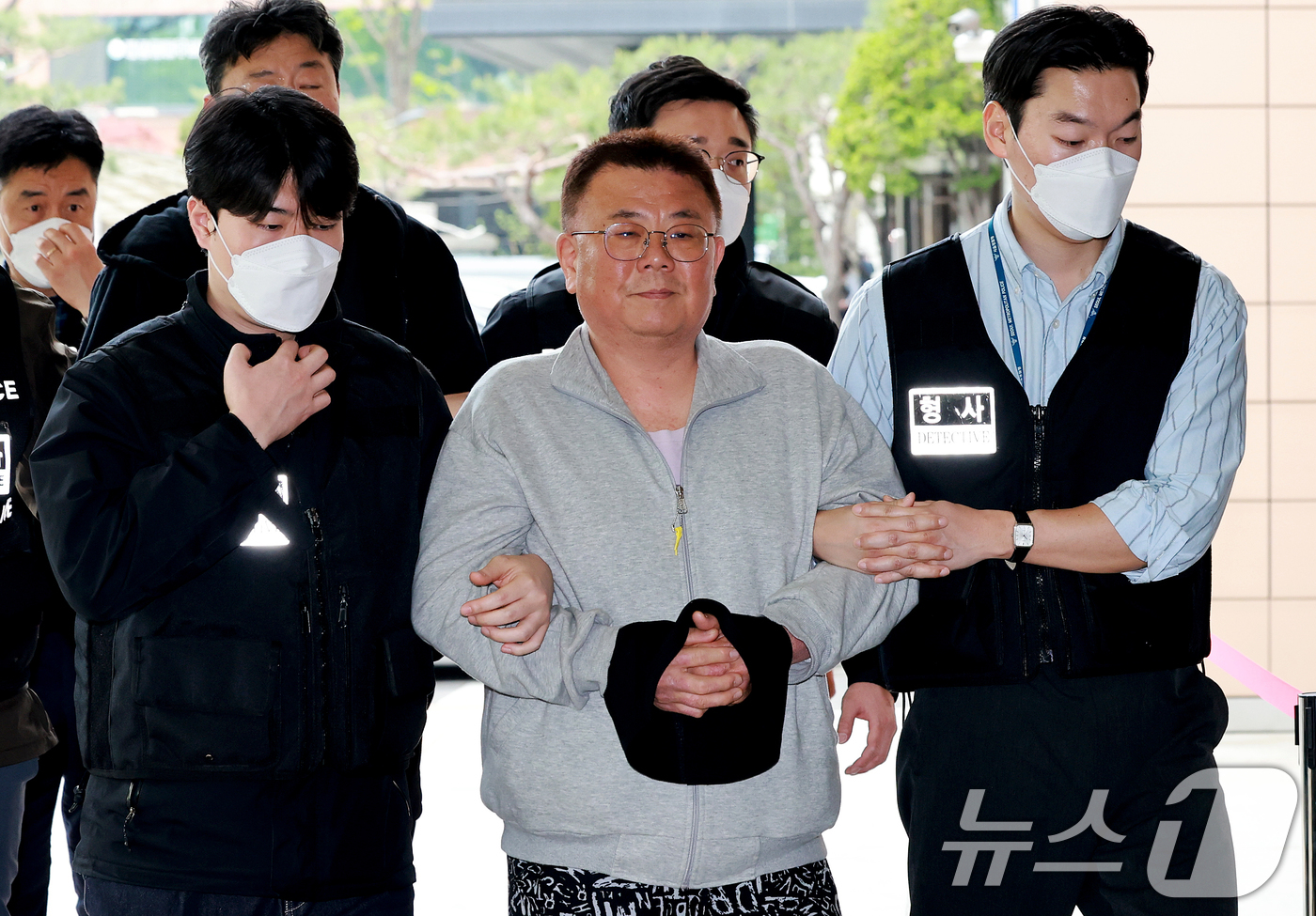 (서울=뉴스1) 이호윤 기자 = 학교 내 성폭력 문제를 제기했다가 해임된 교사 지혜복 씨의 복직을 요구 시위한 이상선 서울서부비정규직노동센터 운영위원이 17일 서울 마포구 서울서부 …