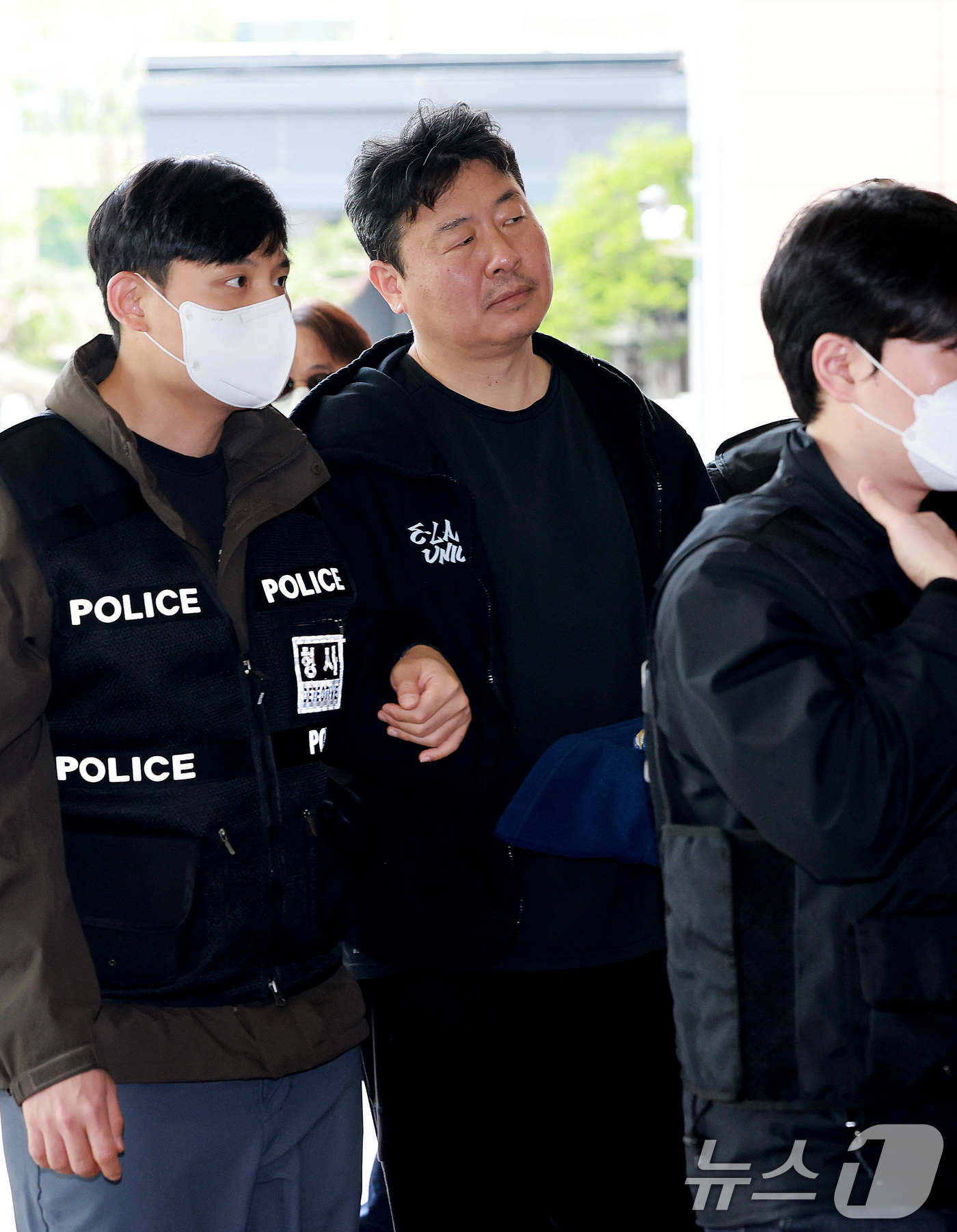 (서울=뉴스1) 이호윤 기자 = 학교 내 성폭력 문제를 제기했다가 해임된 교사 지혜복 씨의 복직을 요구 시위한 고진수 민주노총 세종호텔지부장이 17일 서울 마포구 서울서부지방법원에 …