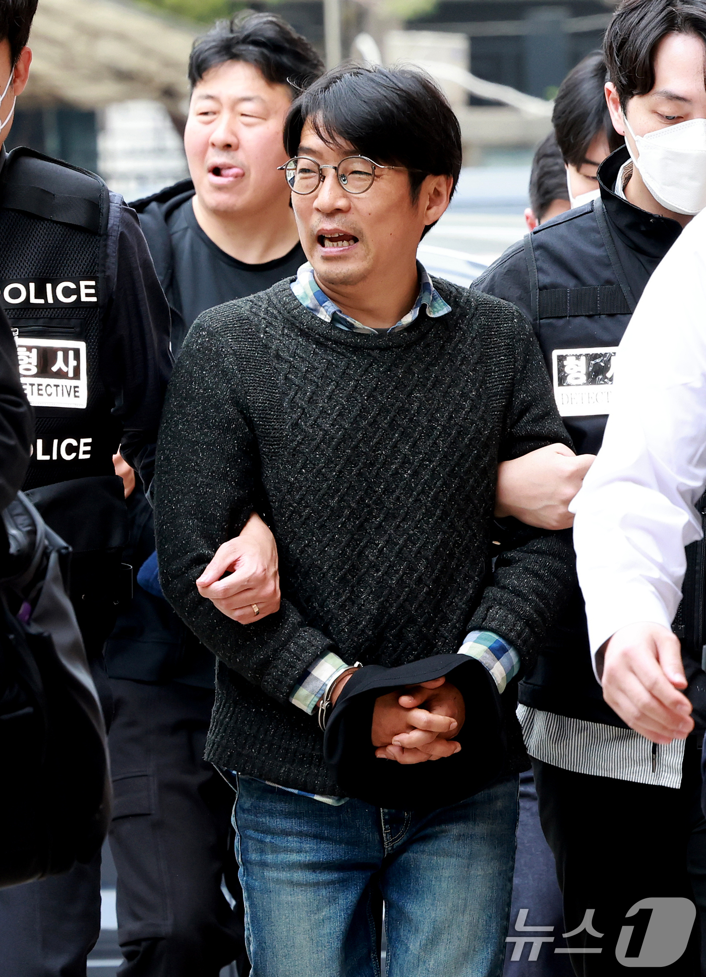 (서울=뉴스1) 이호윤 기자 = 학교 내 성폭력 문제를 제기했다가 해임된 교사 지혜복 씨의 복직을 요구 시위한 백종성 공대위원장이 17일 서울 마포구 서울서부지방법원에서 열린 구속 …