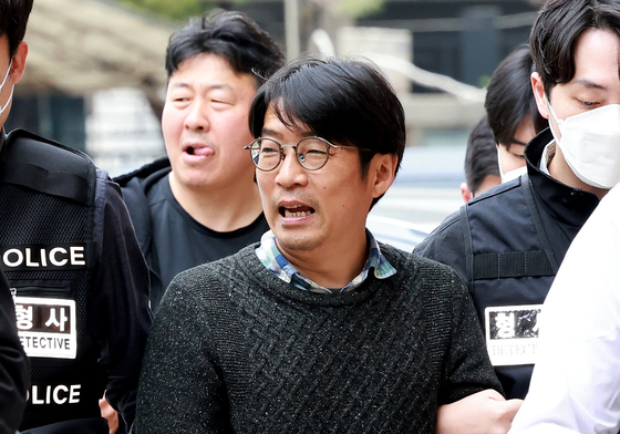 영장실질심사 출석하는  지혜복 씨 복직 요구 시위대 3인