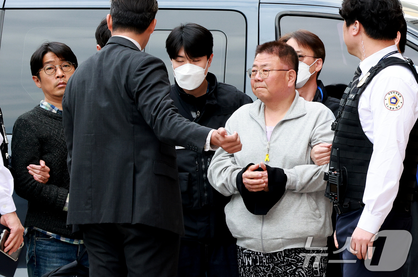 (서울=뉴스1) 이호윤 기자 = 학교 내 성폭력 문제를 제기했다가 해임된 교사 지혜복 씨의 복직을 요구 시위한 백종성 공대위원장(왼쪽)과 이상선 서울서부비정규직노동센터 운영위원이 …