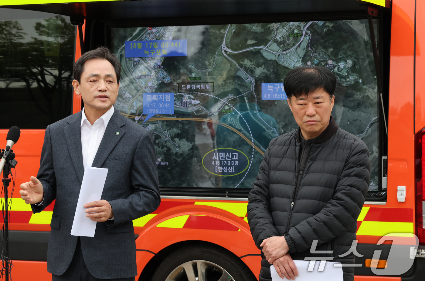 (대전=뉴스1) 김기태 기자 = 정국영 대전도시공사 사장이 17일 대전 중구 오월드에서 늑구 포획 상황에 대해 설명하고 있다.늑구는 지난 8일 오전 9시 30분께 오월드 사파리 내 …