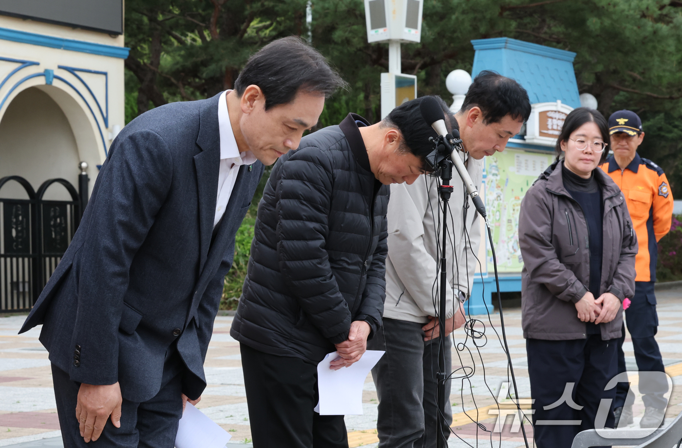 (대전=뉴스1) 김기태 기자 = 정국영 대전도시공사 사장이 17일 대전 중구 오월드에서 기자회견을 열고 오월드를 탈출한 늑구와 관련해 사과하고 있다.늑구는 지난 8일 오전 9시 3 …