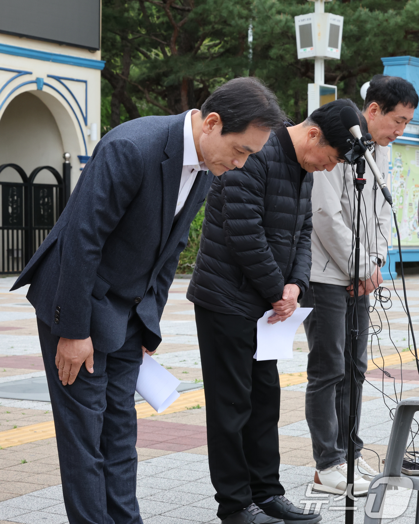 (대전=뉴스1) 김기태 기자 = 정국영 대전도시공사 사장이 17일 대전 중구 오월드에서 기자회견을 열고 오월드를 탈출한 늑구와 관련해 사과하고 있다.늑구는 지난 8일 오전 9시 3 …