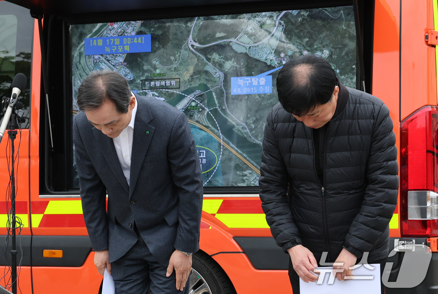 (대전=뉴스1) 김기태 기자 = 정국영 대전도시공사 사장이 17일 대전 중구 오월드에서 기자회견을 열고 오월드를 탈출한 늑구와 관련해 사과하고 있다. 늑구는 지난 8일 오전 9시 …