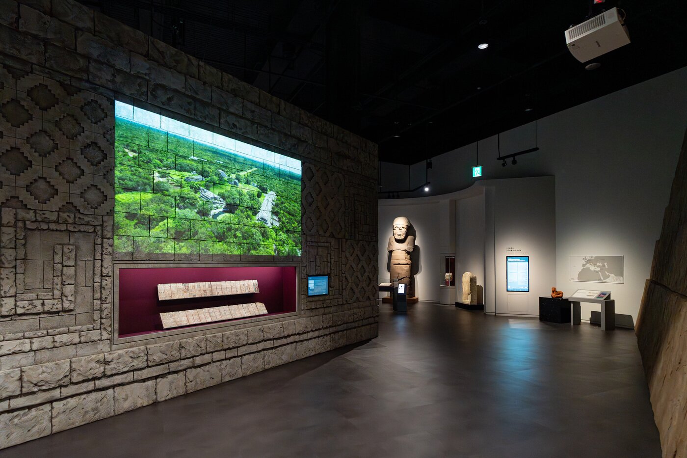 본문 이미지 - 국립세계문자박물관 실내 전경 (국립세계문자박물관 제공)