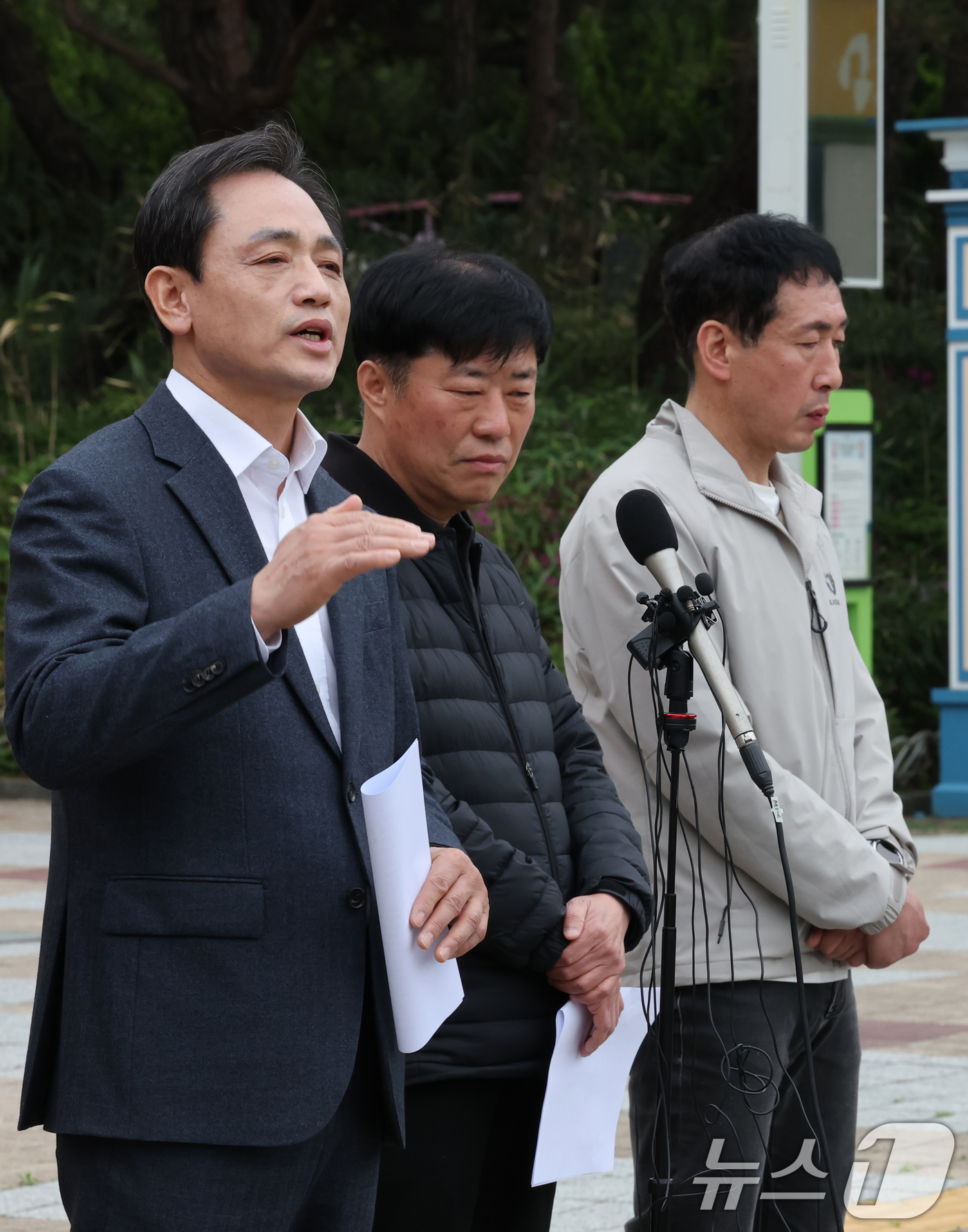 (대전=뉴스1) 김기태 기자 = 정국영 대전도시공사 사장이 17일 대전 중구 오월드에서 늑구 포획 상황에 대해 설명하고 있다. 늑구는 지난 8일 오전 9시 30분께 오월드 사파리 …