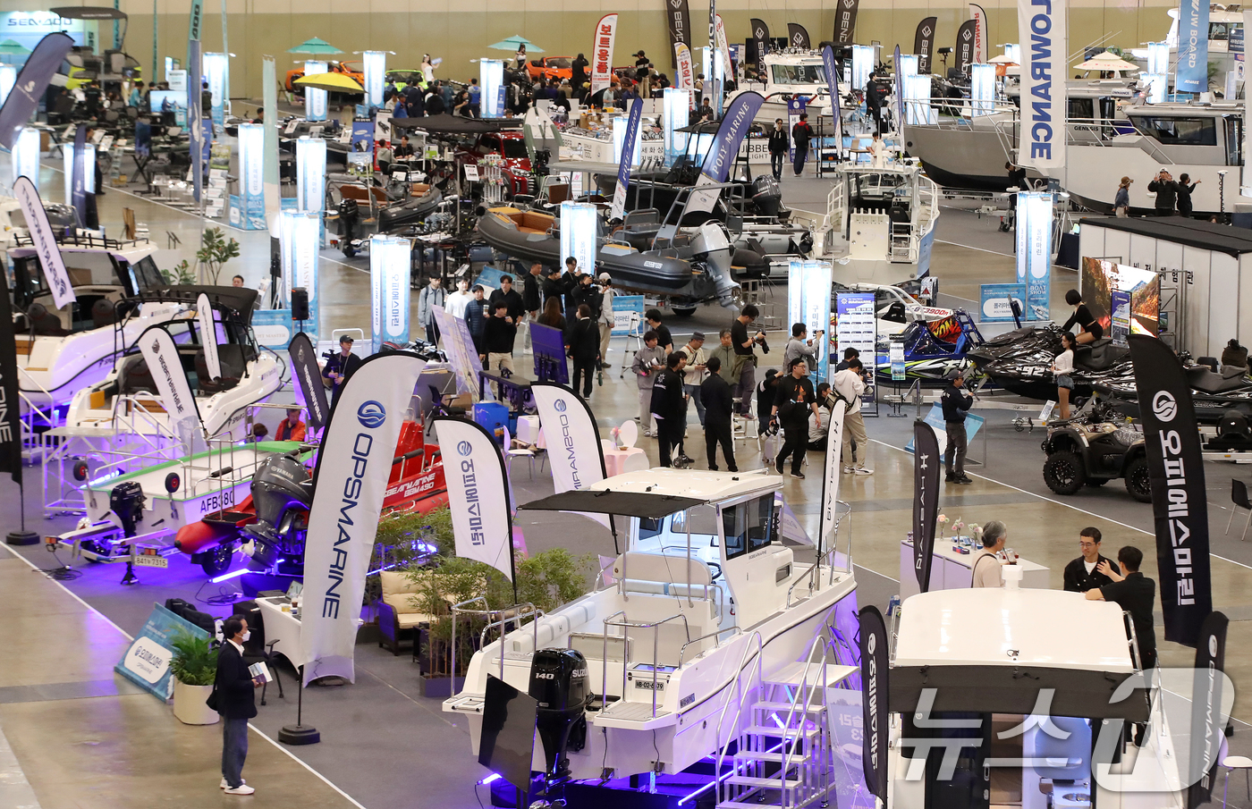 (부산=뉴스1) 윤일지 기자 = 17일 부산 해운대구 벡스코 제1전시장에서 열린 '2026 부산국제보트쇼'에서 관람객들이 다양한 요트·보트를 살펴보고 있다.오는 19일까지 열리는 …