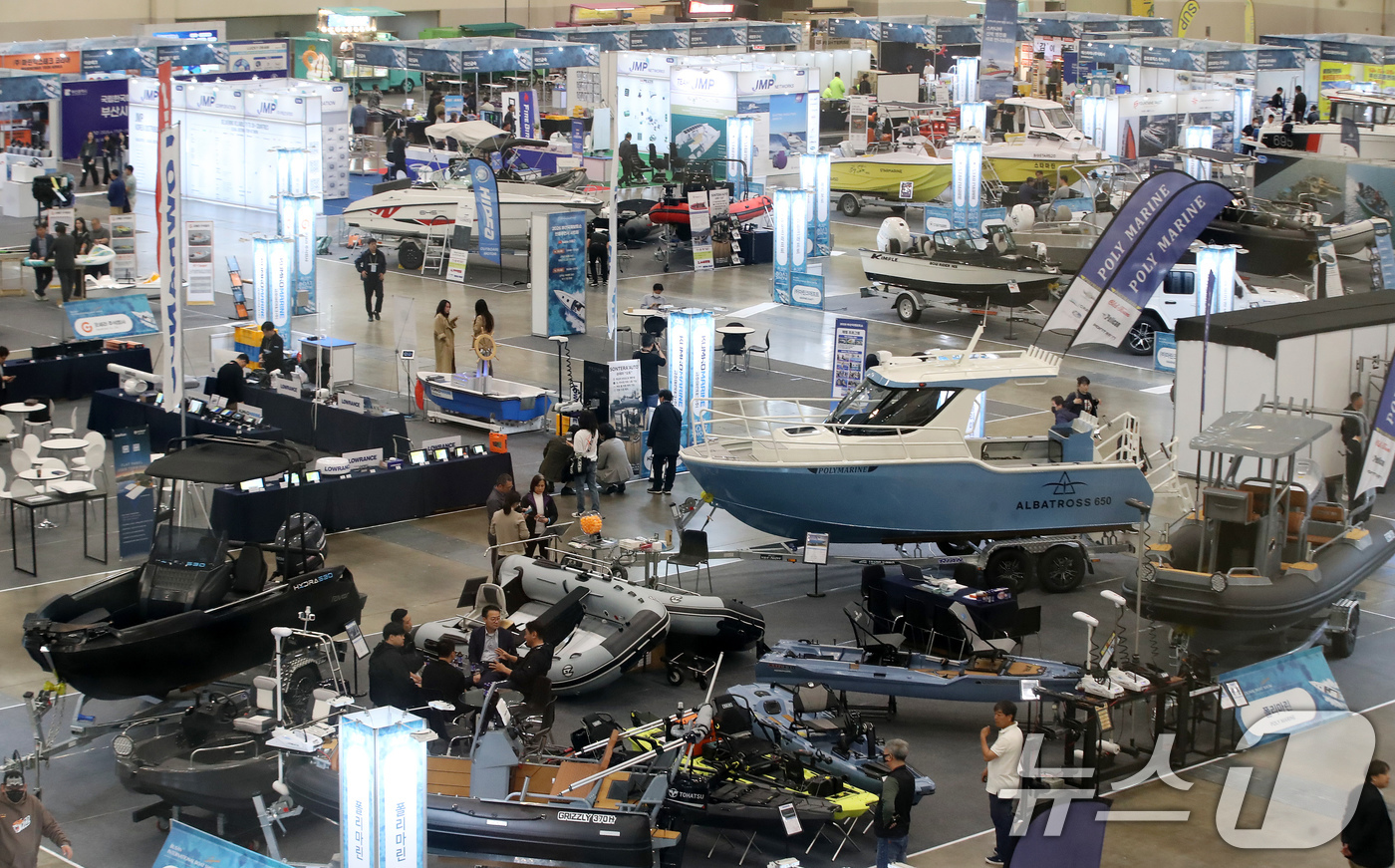 (부산=뉴스1) 윤일지 기자 = 17일 부산 해운대구 벡스코 제1전시장에서 열린 '2026 부산국제보트쇼'에서 관람객들이 다양한 요트·보트를 살펴보고 있다.오는 19일까지 열리는 …