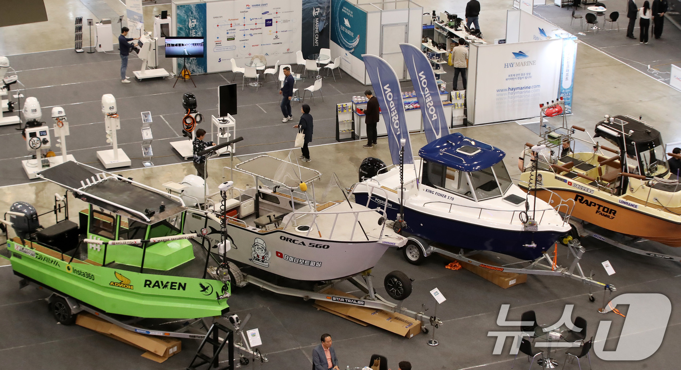 (부산=뉴스1) 윤일지 기자 = 17일 부산 해운대구 벡스코 제1전시장에서 열린 '2026 부산국제보트쇼'에서 관람객들이 다양한 요트·보트를 살펴보고 있다.오는 19일까지 열리는 …