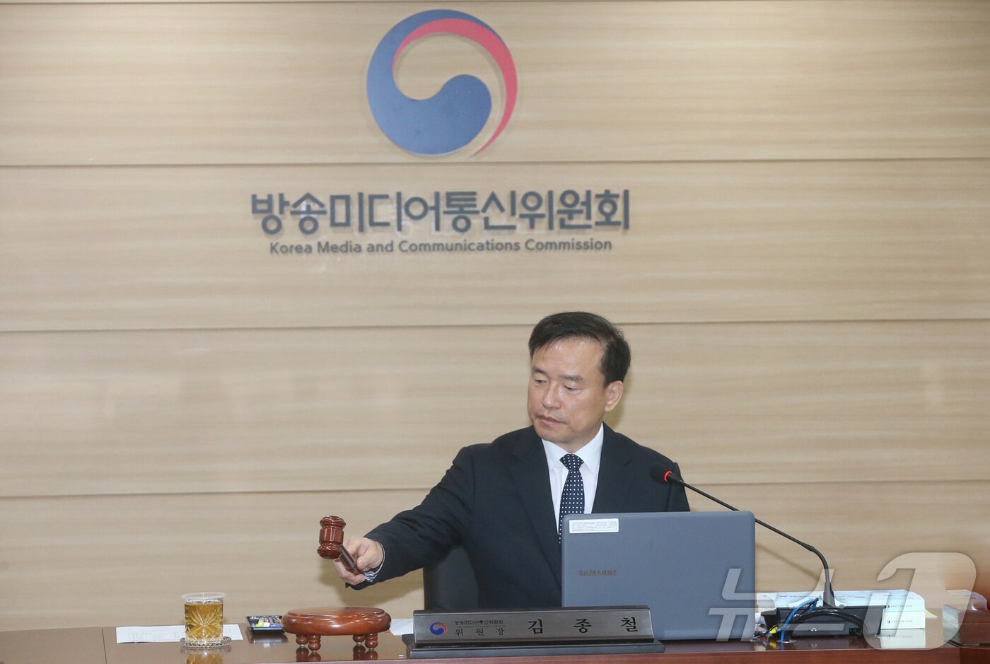 본문 이미지 - 방송미디어통신위원회가 17일 정부과천청사에서 2026년 제2차 전체회의를 개최했다. (방미통위 제공)