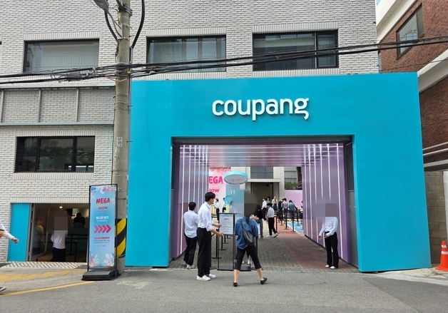 [르포]"이걸 다 주는 거야?"…쿠팡, 성수 '메가뷰티쇼' 열기 후끈