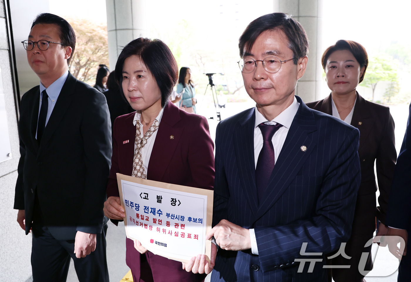 (서울=뉴스1) 구윤성 기자 = 국민의힘 법률자문위원장인 곽규택 의원 등이 17일 통일교 정교유착 의혹 사건과 관련해 전재수 더불어민주당 부산시장 후보를 공직선거법상 허위사실 공표 …