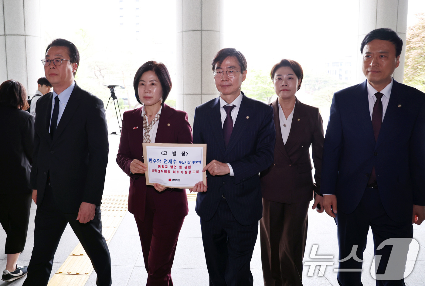 (서울=뉴스1) 구윤성 기자 = 국민의힘 법률자문위원장인 곽규택 의원 등이 17일 통일교 정교유착 의혹 사건과 관련해 전재수 더불어민주당 부산시장 후보를 공직선거법상 허위사실 공표 …