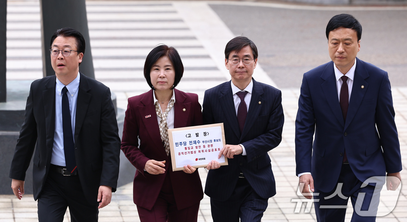 (서울=뉴스1) 구윤성 기자 = 국민의힘 법률자문위원장인 곽규택 의원 등이 17일 통일교 정교유착 의혹 사건과 관련해 전재수 더불어민주당 부산시장 후보를 공직선거법상 허위사실 공표 …