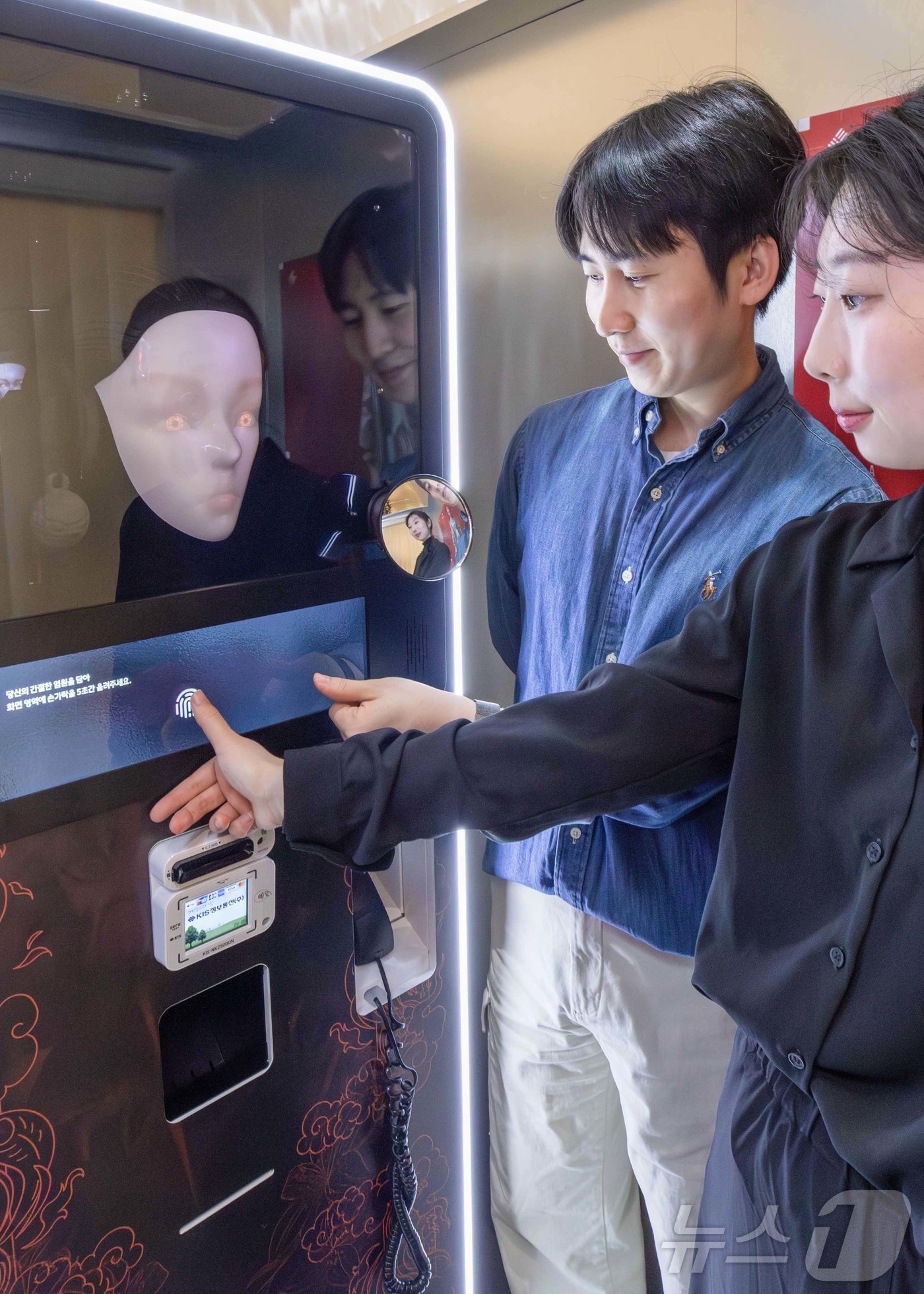 (서울=뉴스1) = 현대백화점은 오는 26일까지 더현대 서울 2층에서 인공지능(AI) 사주 체험 '비나이다' 팝업스토어를 진행한다고 17일 밝혔다. 사진은 서울 영등포구 더현대 서 …