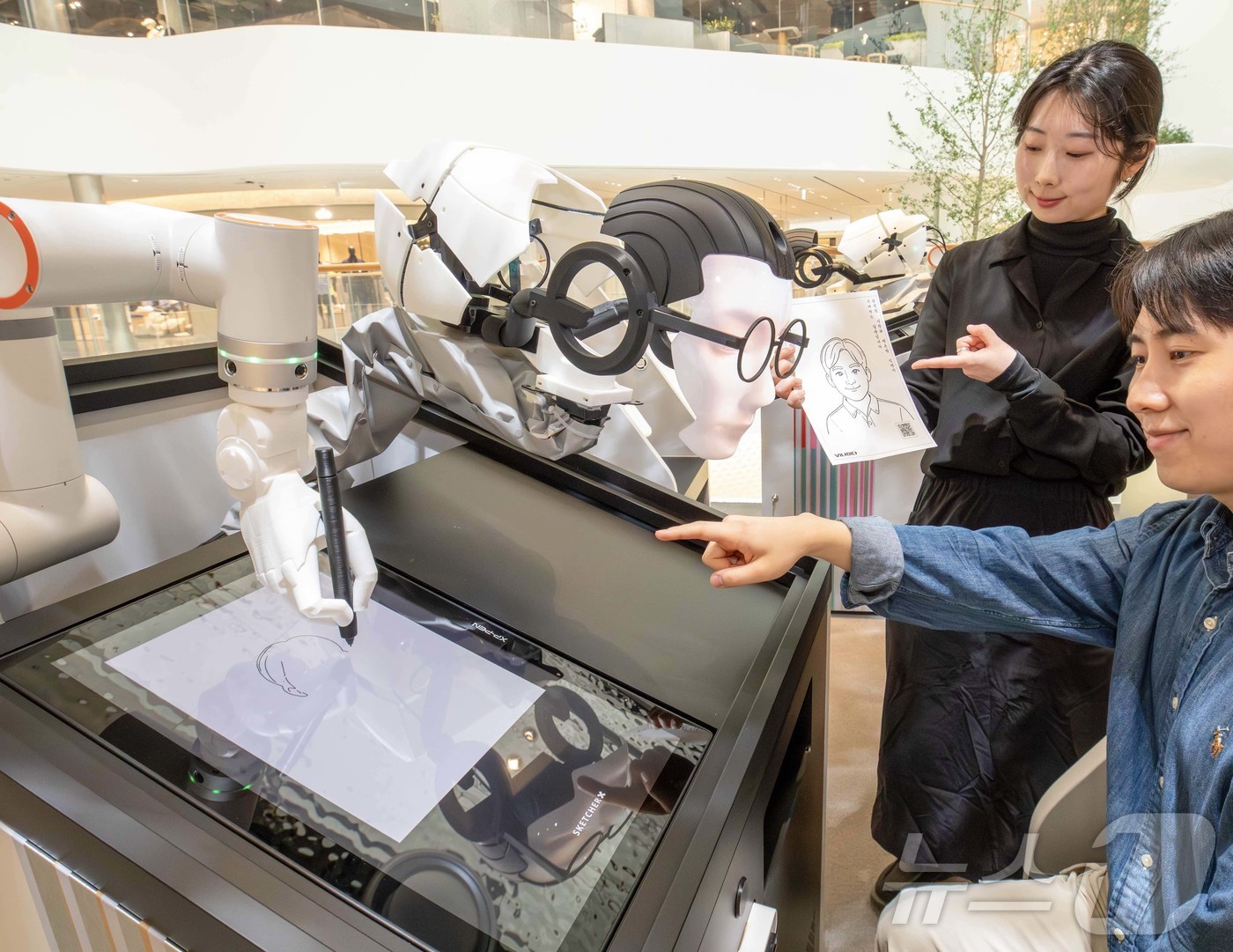 (서울=뉴스1) = 현대백화점은 오는 26일까지 더현대 서울 2층에서 인공지능(AI) 사주 체험 '비나이다' 팝업스토어를 진행한다고 17일 밝혔다. 사진은 서울 영등포구 더현대 서 …