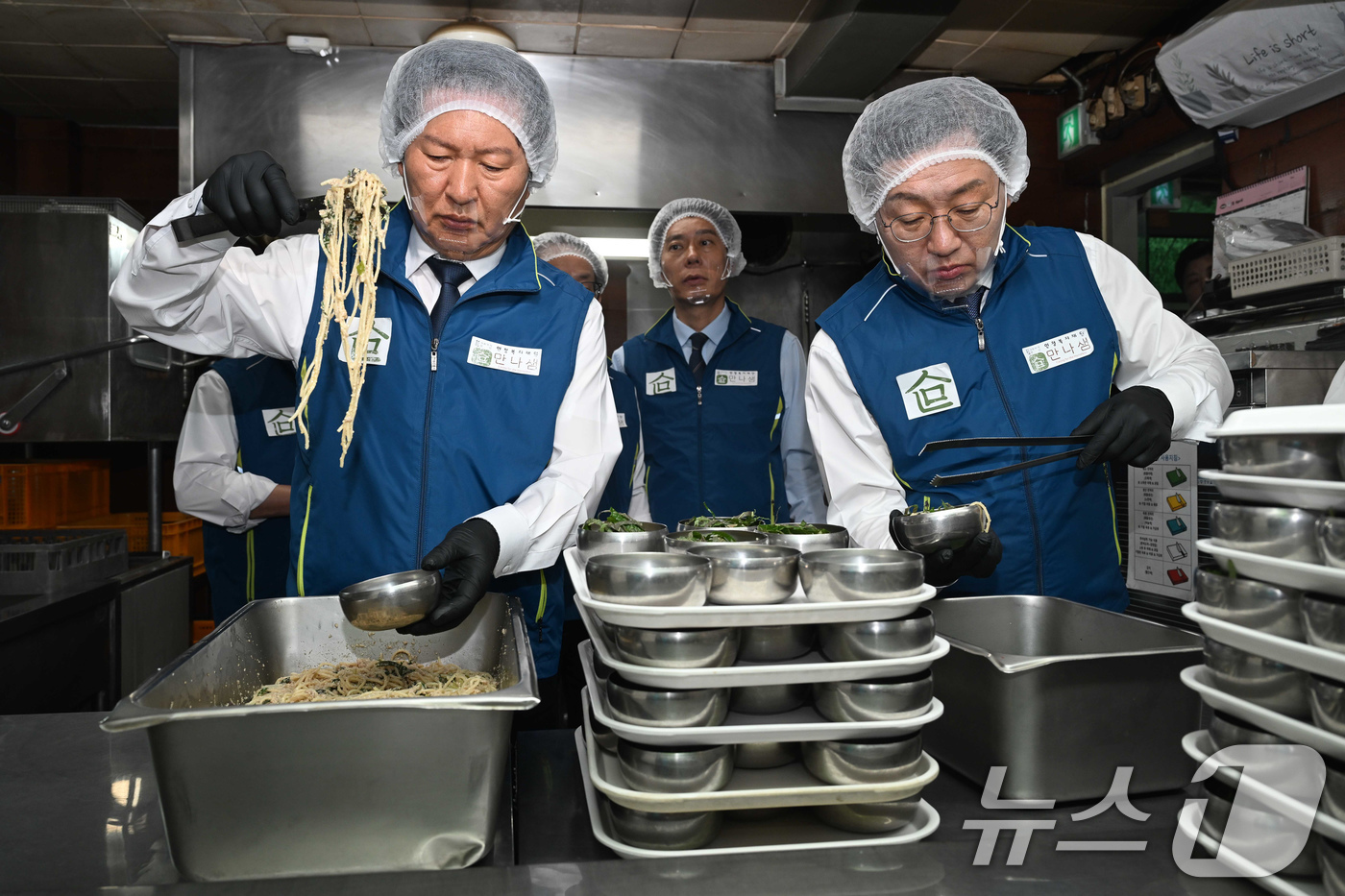 (서울=뉴스1) 국회사진기자단 = 정청래 더불어민주당 대표가 17일 서울 용산구 노숙인 복지시설 만나샘을 찾아 배식 봉사를 하고 있다. 2026.4.17/뉴스1