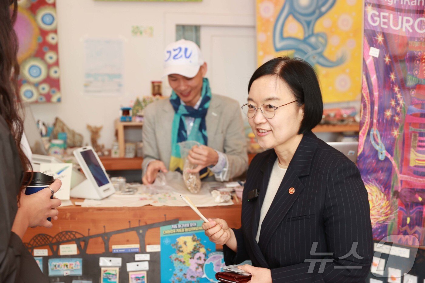 본문 이미지 - 한성숙 중소벤처기업부 장관이 17일 경상남도 통영시 글로컬 상권 현장을 둘러보고있다. (중소벤처기업부 제공. 재판매 및 DB 금지) 2026.4.17 ⓒ 뉴스1