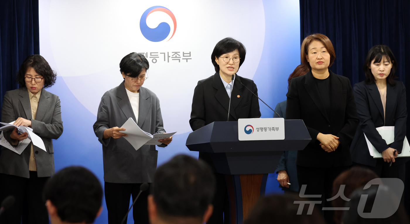 (서울=뉴스1) 김명섭 기자 = 원민경 성평등가족부 장관이 17일 오전 서울 종로구 세종대로 정부서울청사에서 제19차 양성평등위원회  사전 브리핑을 하고 있다. 2026.4.20/ …