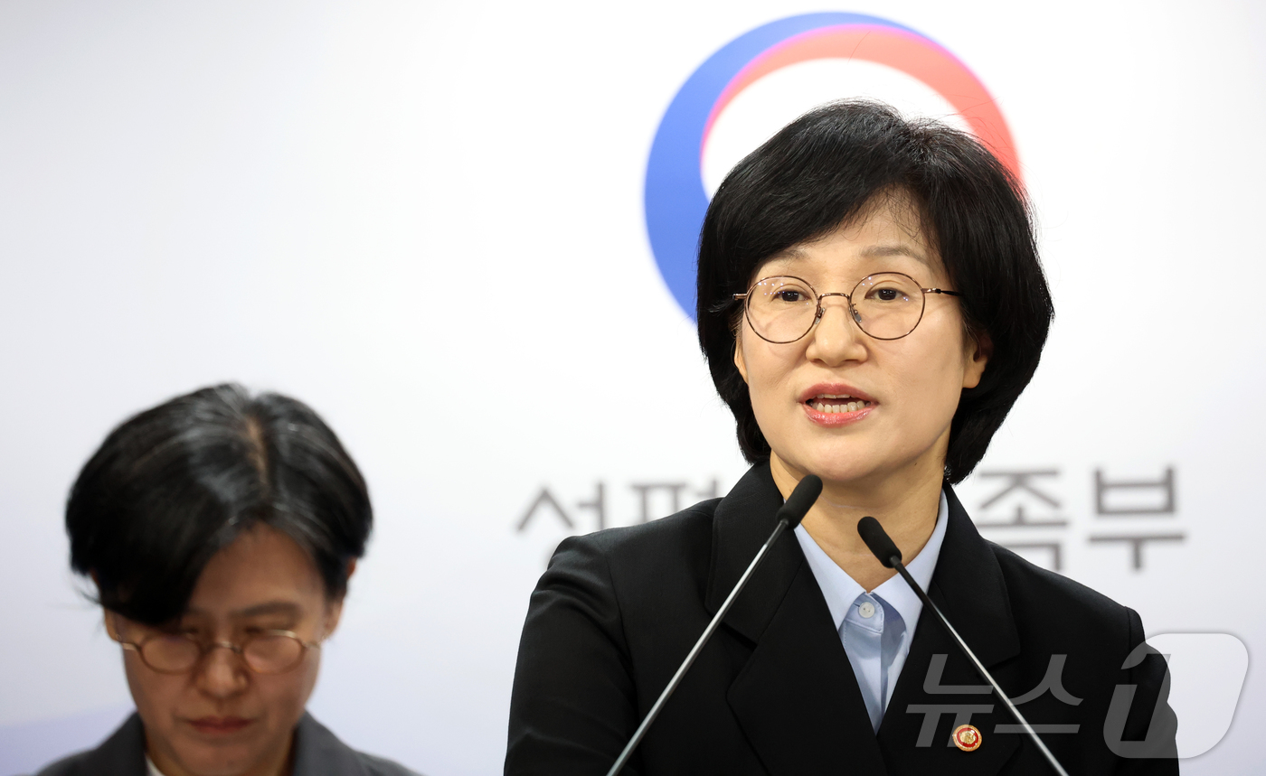 (서울=뉴스1) 김명섭 기자 = 원민경 성평등가족부 장관이 17일 오전 서울 종로구 세종대로 정부서울청사에서 제19차 양성평등위원회  사전 브리핑을 하고 있다. 2026.4.20/ …