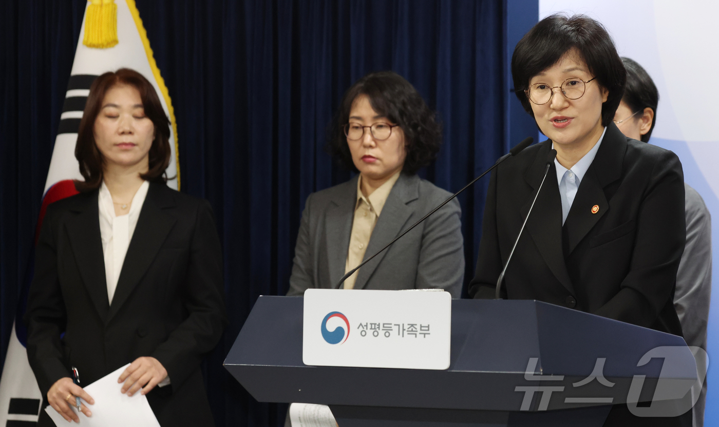 (서울=뉴스1) 김명섭 기자 = 원민경 성평등가족부 장관이 17일 오전 서울 종로구 세종대로 정부서울청사에서 제19차 양성평등위원회  사전 브리핑을 하고 있다. 2026.4.20/ …