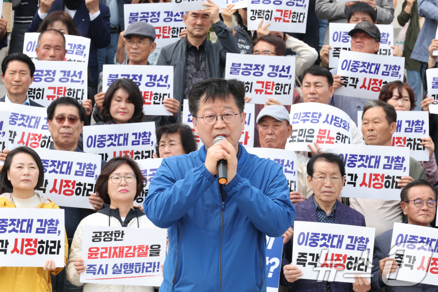 (서울=뉴스1) 신웅수 기자 = 안호영 더불어민주당 의원이 17일 서울 여의도 국회 본관 앞에서 전북 경선 식사비 대납 의혹 관련 재감찰을 촉구하고 있다. 2026.4.17/뉴스1 …