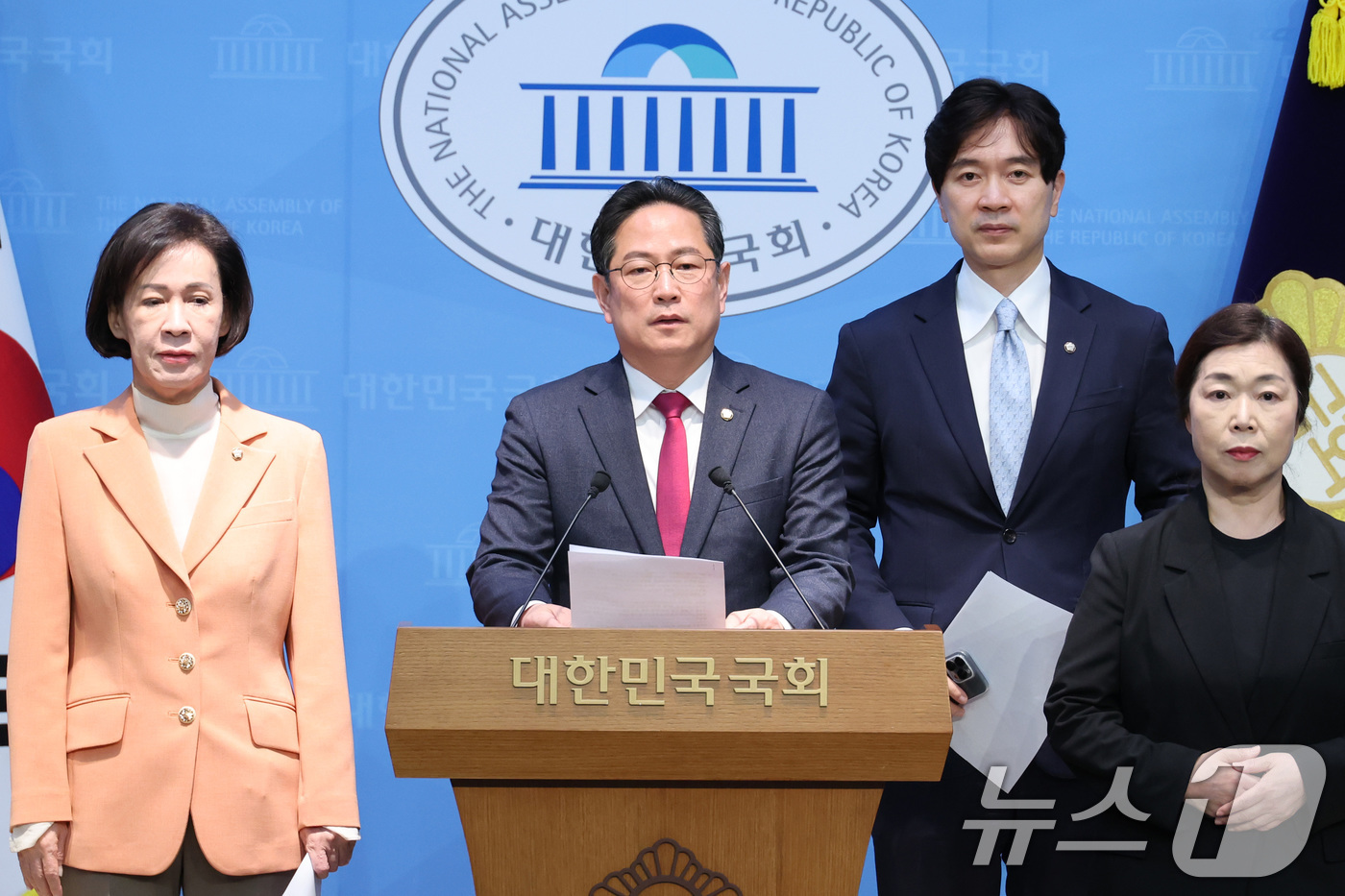 (서울=뉴스1) 신웅수 기자 = 국민의힘 재정경제위원회 소속 의원들이 17일 서울 여의도 국회 본관 소통관에서 주택을 오래 보유할수록 양도소득세를 깎아주는 장기보유 특별공제(장특공 …