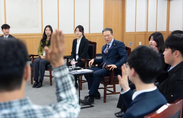 MZ 직원들에 폰 번호 뿌린 정성호 법무장관 "언제든 의견 보내달라"