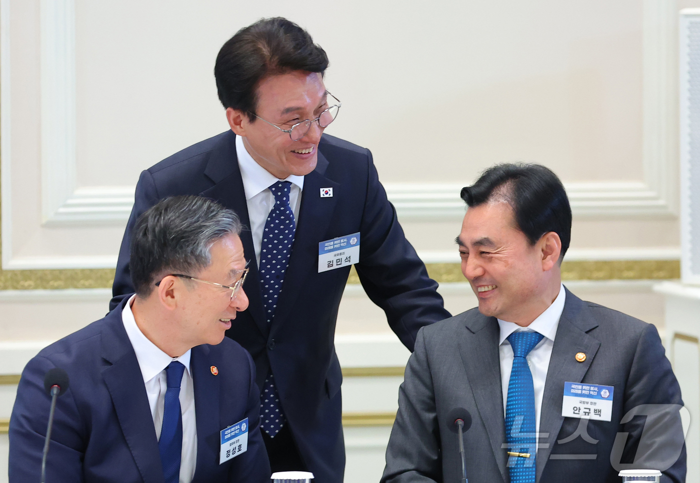 (서울=뉴스1) 이재명 기자 = 김민석 국무총라와 안규백 국방부 장관, 정성호 법무부 장관이 17일 청와대 영빈관에서 열린 공공기관 및 유관기관 업무보고에서 대화를 나누고 있다. …