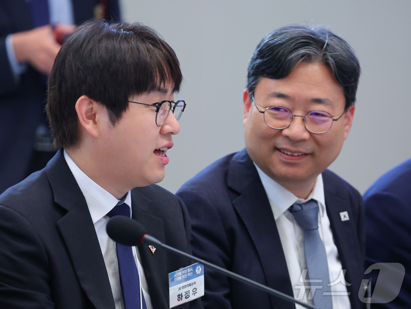 (서울=뉴스1) 이재명 기자 = 하정우 AI미래기획수석이 17일 청와대 영빈관에서 열린 공공기관 및 유관기관 업무보고에서 발언을 하고 있다.  2026.4.17/뉴스1