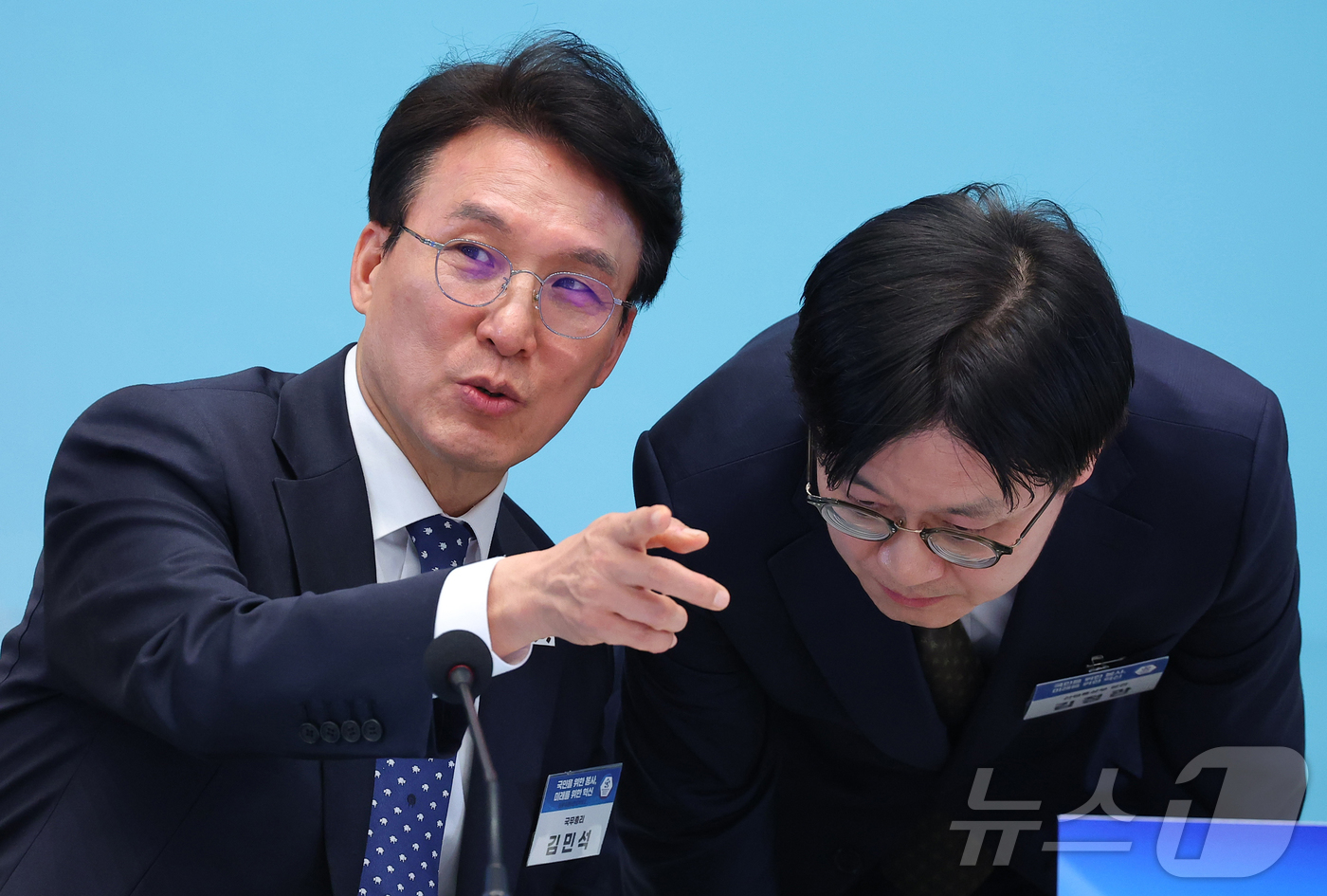 (서울=뉴스1) 이재명 기자 = 김민석 국무총라와 김정관 산업통상부 장관이 17일 청와대 영빈관에서 열린 공공기관 및 유관기관 업무보고에서 대화를 나누고 있다. 2026.4.17/ …