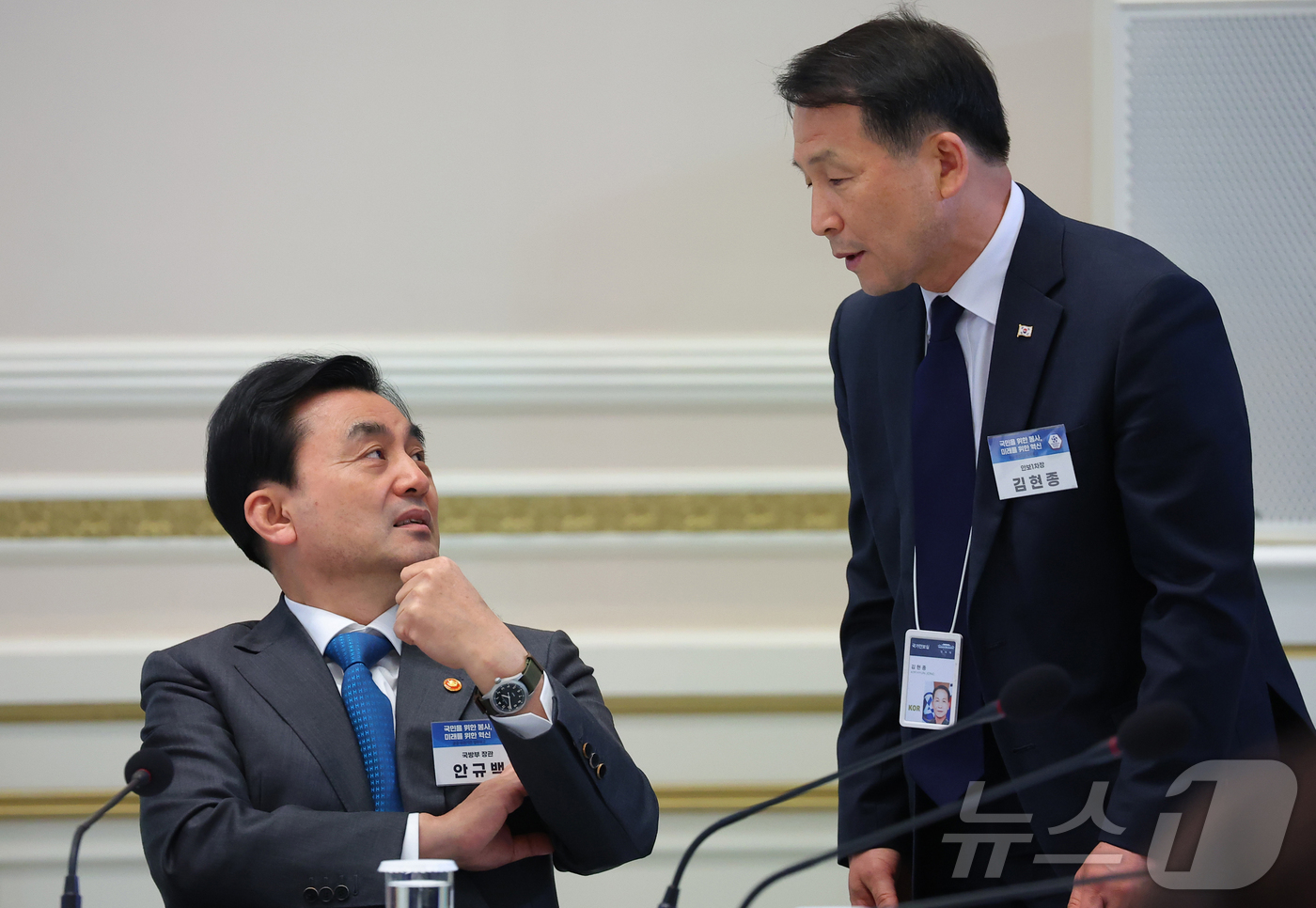 (서울=뉴스1) 이재명 기자 = 안규백 국방부 장관과 김현종 안보1차장이 17일 청와대 영빈관에서 열린 공공기관 및 유관기관 업무보고에서 대화를 나누고 있다.  2026.4.17/ …