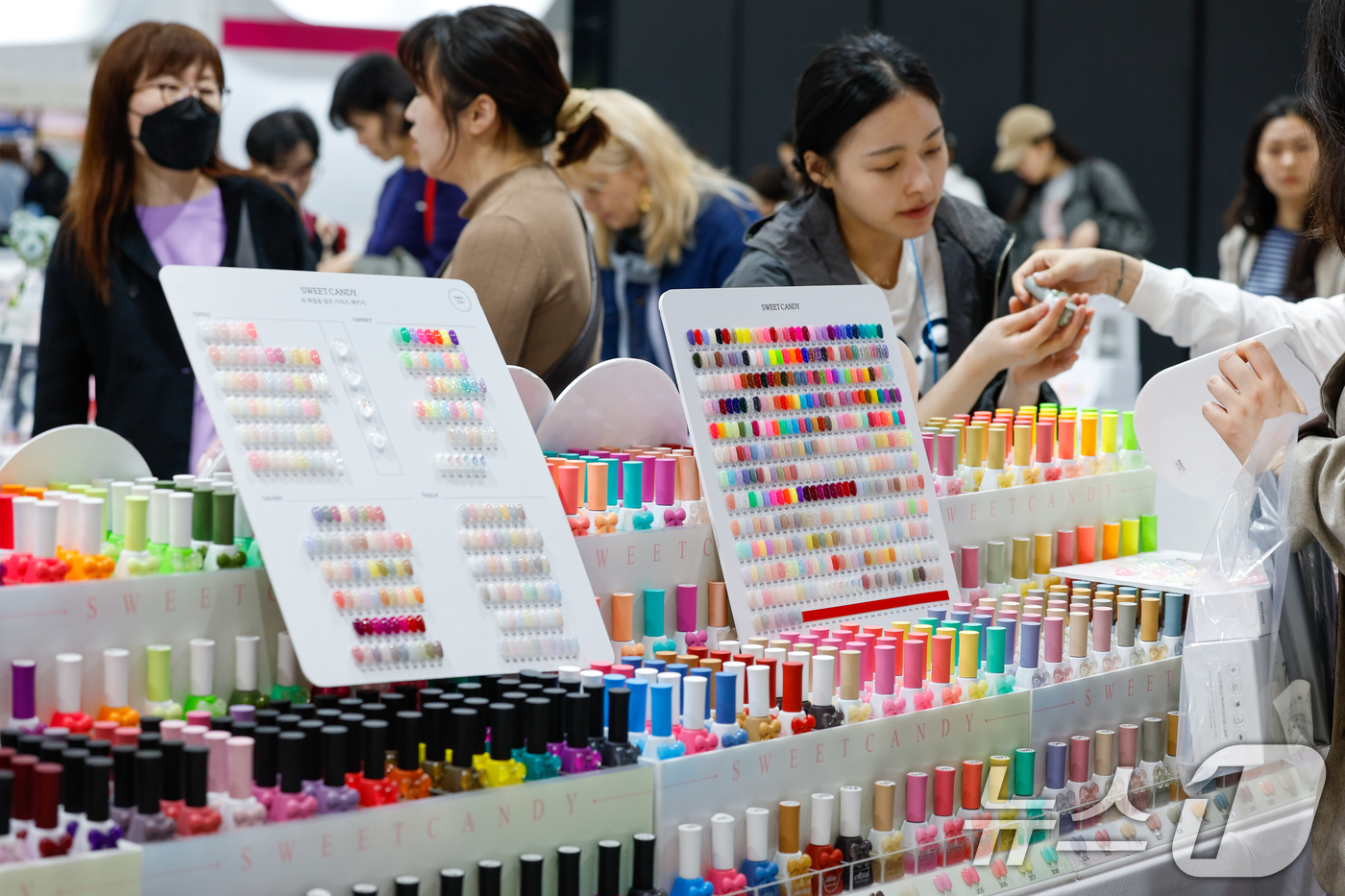 (서울=뉴스1) 안은나 기자 = 17일 서울 서초구 aT센터에서 열린 네일콘 & 뷰티콘 코리아(KONAIL EXPO)을 찾은 관람객들이 다양한 색상의 네일팁을 보며 제품을 고르고 …