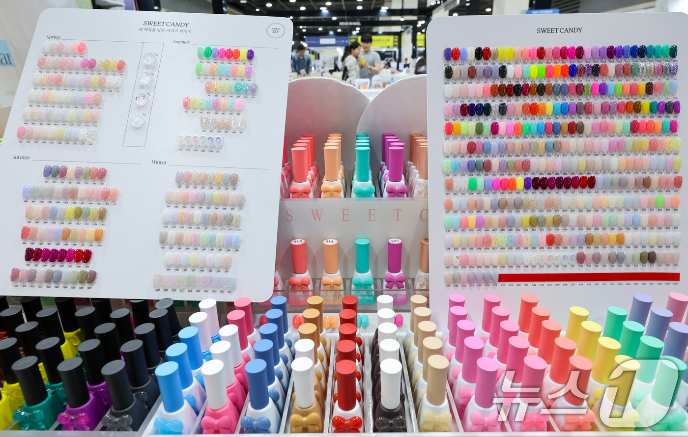 (서울=뉴스1) 안은나 기자 = 17일 서울 서초구 aT센터에서 열린 네일콘 & 뷰티콘 코리아(KONAIL EXPO)을 찾은 관람객들이 다양한 색상의 네일팁을 보며 제품을 고르고 …