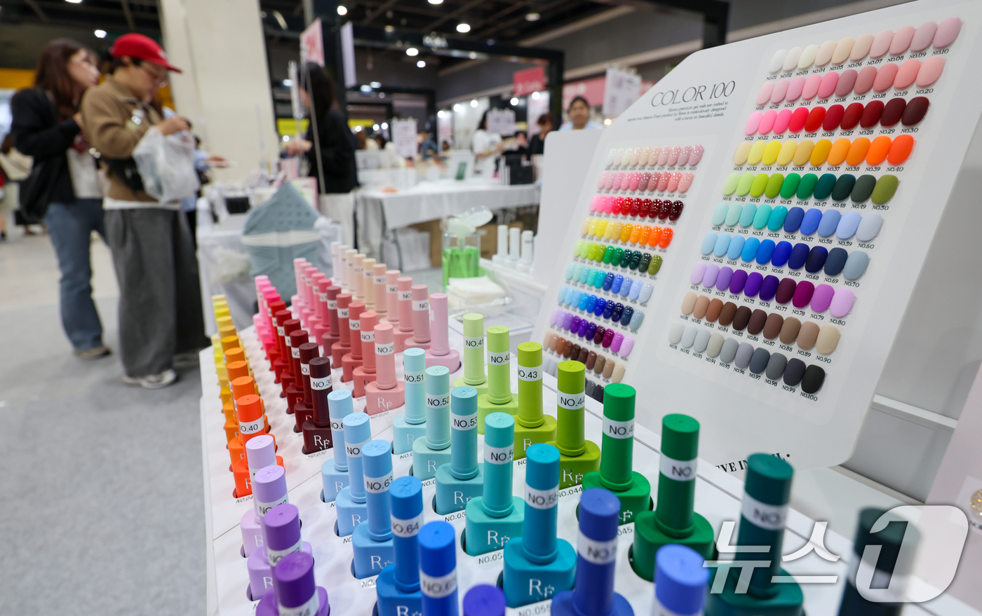 (서울=뉴스1) 안은나 기자 = 17일 서울 서초구 aT센터에서 열린 네일콘 & 뷰티콘 코리아(KONAIL EXPO)을 찾은 관람객들이 다양한 색상의 네일팁을 보며 제품을 고르고 …