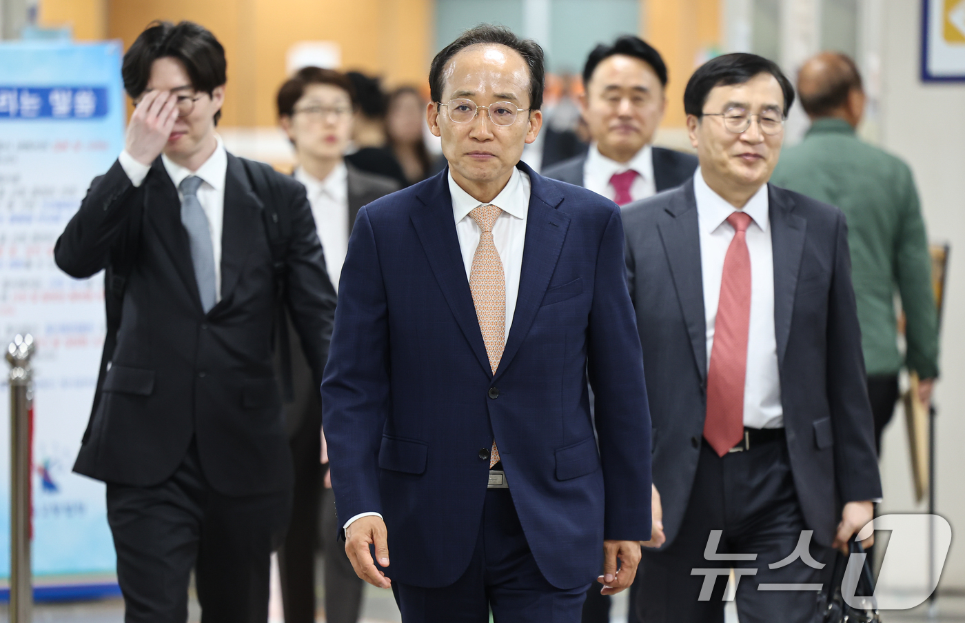 (서울=뉴스1) 김도우 기자 = 추경호 국민의힘 전 원내대표가 17일 오전 서울 서초구 서울중앙지방법원에서 열린 계엄 해제 표결 방해 혐의 관련 공판에 출석하고 있다. 2026.4 …