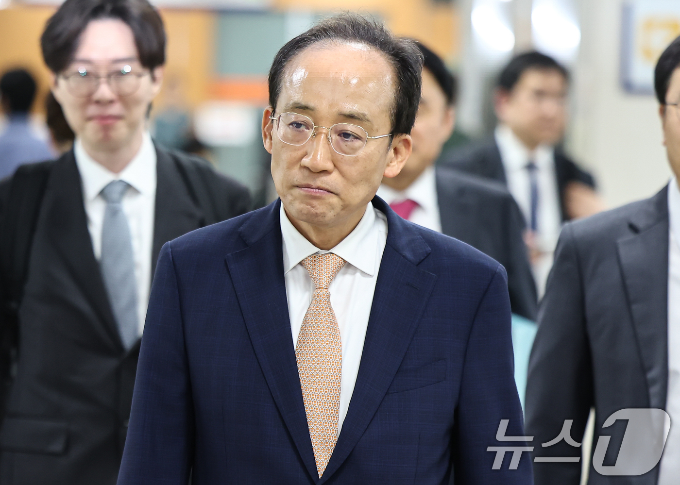 (서울=뉴스1) 김도우 기자 = 추경호 국민의힘 전 원내대표가 17일 오전 서울 서초구 서울중앙지방법원에서 열린 계엄 해제 표결 방해 혐의 관련 공판에 출석하고 있다. 2026.4 …