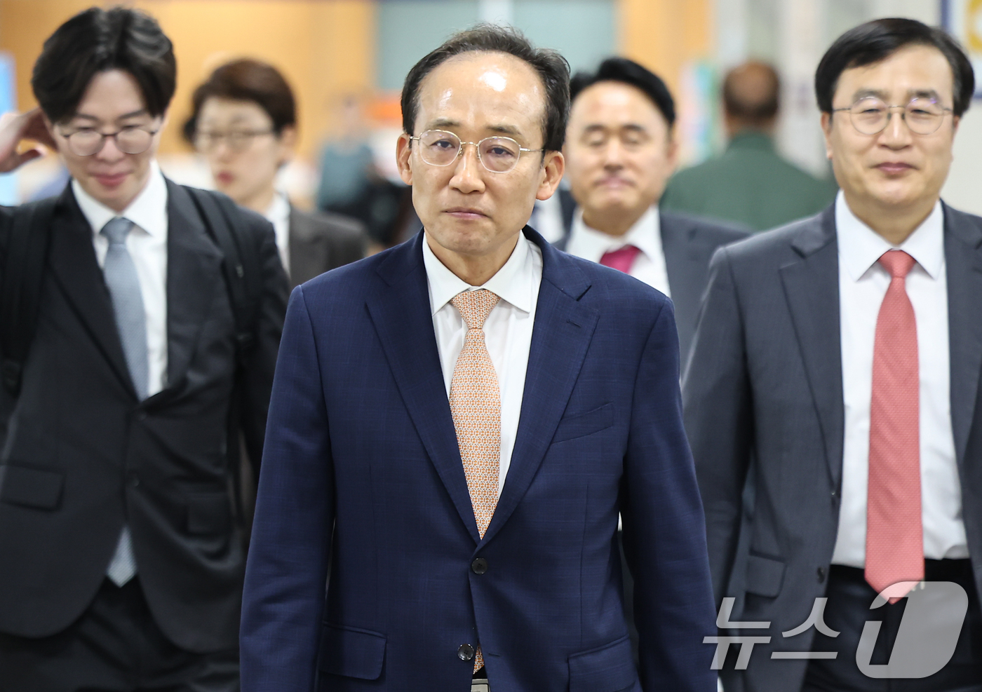 (서울=뉴스1) 김도우 기자 = 추경호 국민의힘 전 원내대표가 17일 오전 서울 서초구 서울중앙지방법원에서 열린 계엄 해제 표결 방해 혐의 관련 공판에 출석하고 있다. 2026.4 …